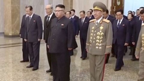 Kim Čong-un se poprvé od vraždy bratra ukázal na veřejnosti. Klaněl se v mauzoleu