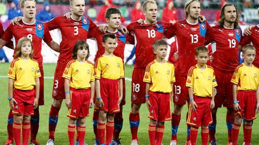 Český tým zpívá hymnu před utkáním skupiny A s Polskem na Euru 2012.
