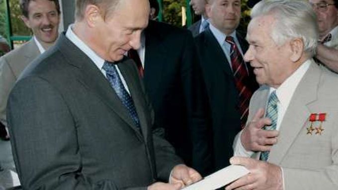 Otec "kalašnikova" je na svou zbraň hrdý. Ocenění se mu dostalo také od ruského prezdienta Vladimira Putina.