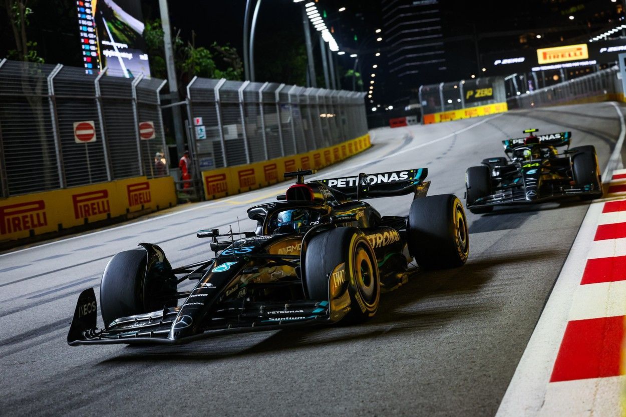 George Russell a Lewis Hamilton (oba Mercedes) ve VC Singapuru F1 2023