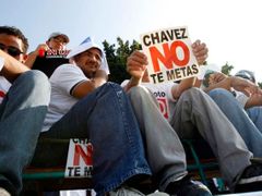 Nepleť se do toho, Chávezi: Correa mluví o suverenitě, některým Ekvádorcům se však zdá, že je ohrožena nejen ze strany USA