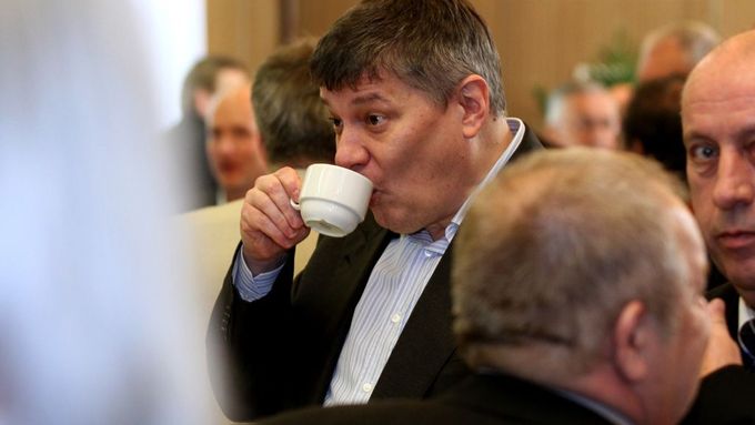 Šéf Sazky Aleš Hušák na klíčovém jednání většinového akcionáře firmy, kterou řídí. Na valné hromadě ČSTV byl čas i na kávu.