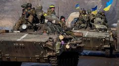 Ukrajinští vojáci na obrněných transportérech u Debalceve.