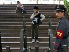 Ozbrojená stráž před školou v Nankingu.