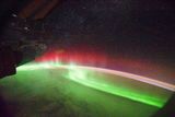 Z Mezinárodní vesmírné stanice ISS se podařilo takto nasnímat polární záři. Snímek je vzácený proto, že spektrum barev prochází do červené. Barvy jsou závislé na atomech - ty se "rozsvítí" v okamžiku, kdy se částice nabité slunečním větrem srazí s atomem kyslíku na Zemi.