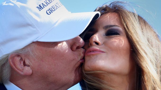 Donald Trump s manželkou Melanií na sobotním mítinku ve Wilmingtonu v Severní Karolíně.