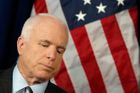 McCain kvůli krizi přerušuje kampaň na prezidenta