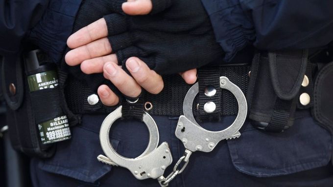 Olomoučtí policisté dopadli třicetiletého muže z Ostravy podezřelého z pěti loupežných přepadení v barech v Olomouci a Litovli.