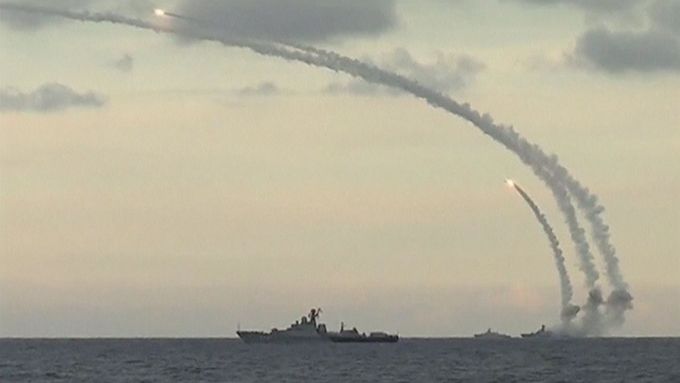 Ruské námořnictvo odpaluje rakety směr Sýrie.