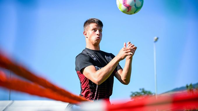 Adam Hložek na tréninku Bayeru Leverkusen.