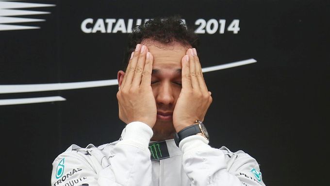 V očích Lewise Hamiltona se mísí únava a radost ze čtvrtého vítězství po sobě.