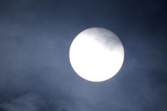 Na noční obloze se v pátek objeví "sněžný" úplněk. Měsíc se skoro dotkne okraje zemského stínu