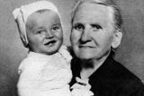 Karel Gott se narodil 14. července 1939 v Plzni a bezzubé miminko v náručí babičky Valešové je skutečně budoucím zlatým slavíkem.