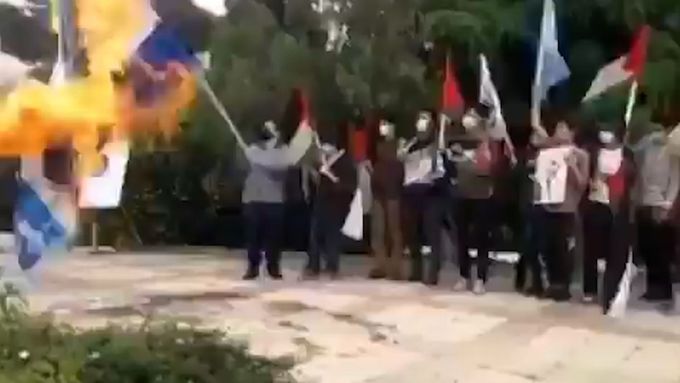 Při letošním tradičním protestu Den Jeruzalémě se skupině íránských úředníků vymkl protest z ruky. Na vině byla zřejmě předimenzovaná vlajka a vítr.