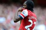 Klasické africké copánky vlají za Gervinhem z Arsenalu. Konkurent Didier Drogba už podobným účesem osvěžuje čínskou ligu.