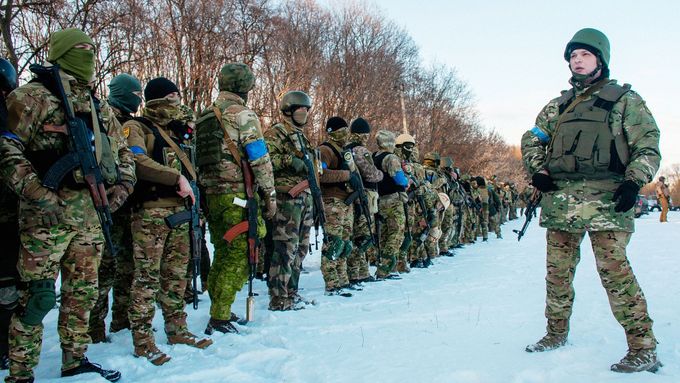 V minulých letech vyrazilo na východ Ukrajiny hned několik dobrovolníků, aby v bojích podpořili proruské separatisty. Teď jsou souzeni za terorismus. Archivní foto z výcviku donbaských separatistů.
