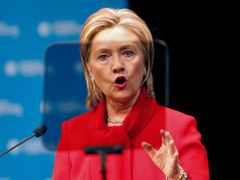 Clintonová přednáší za čtecím zařízením svůj projev v Newsmuseum ve Washingtonu.