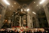 Papež Benedikt XIV. slouží štědrovečerní mši ve vatikánském chrámu svatého Petra, největším církevním svatostánku na světě.