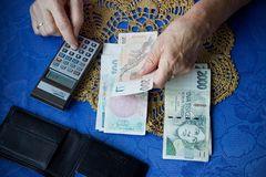 Důchodový věk roste, více Čechům hrozí předčasná penze. Jak si zajistit dost peněz?