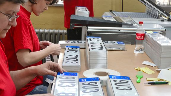 Výroba registračních značek se ve Štětí rozjela již na začátku března