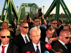 Na improvizovaném brífinku na mostě přes řeku Dunaj Sólyom zrušil svou návštěvu Slovenska.