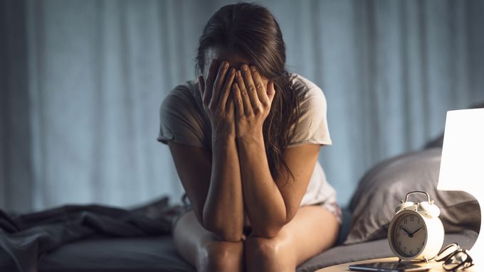 "Každý den na nás padá tisíc malých rozhodnutí a tlaků, a mozek to prostě nestíhá,“ říká psycholožka Šujanová. Problém přetížení není individuální – je celospolečenský.