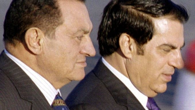 Zín Abidín bin Alí (vpravo) na archivním snímku s dalším padlým diktátorem - egyptským prezidentem Husní Mubarakem.