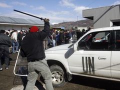 V Jarinje zaútočili demonstranti na vůz OSN.