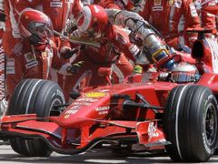 Kimi Räikkönen prožil smolnou Velkou cenu Evropy na novém okruhu ve Valencii. Nejdříve vyjel dřív z boxů a srazil mechanika, pak mu 10 kol před cílem selhal motor.