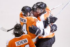 První gól Dvořáka za Anaheim, Voráček jistil výhru Flyers
