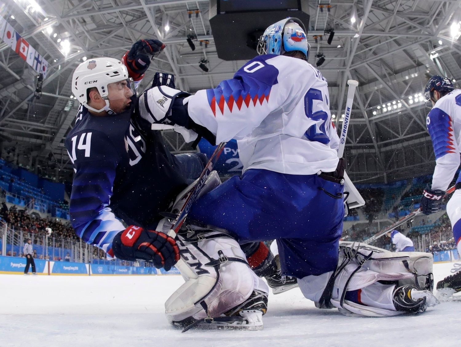 Ján Laco a Broc Little (14) v zápase Slovensko - USA na ZOH 2018