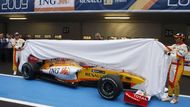 Fernando Alonso (vlevo) a Nelson Piquet odhalují nový monopost Renault R29 pro novou sezonu.