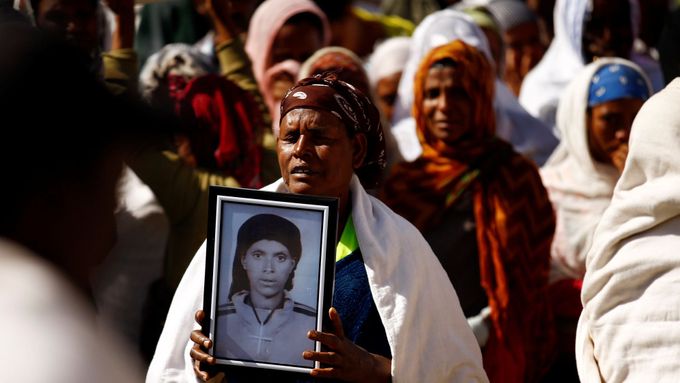 Pozůstalí obětí truchlí po sesuvu půdy na skládce v etiopské metropoli, při němž zahynulo 113 lidí.