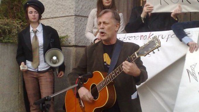 Demonstrantům zazpíval a na kytaru zahrál písničkách Jiří Dědeček.