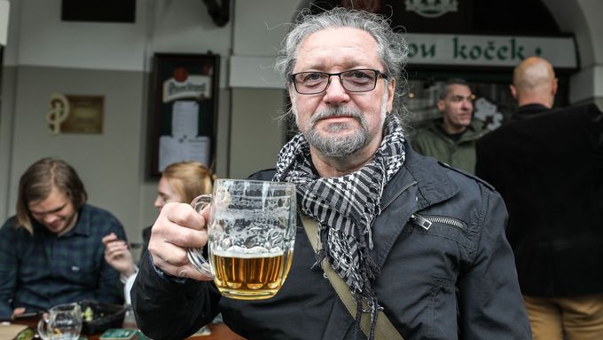 Pivo v hospodě je pro Čechy základní lidské právo.