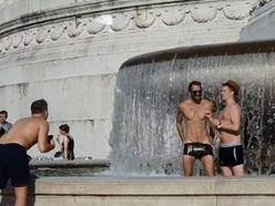 Svlečení turisté ve fontáně