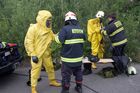 Hasiči v domě v Nedvědici objevili deset tun chemikálií, likvidace potrvá až do pondělí
