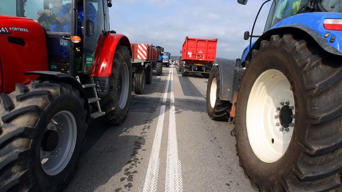 V červnu farmáři protestovali tak, že svými pomalu jedoucími traktory na více než hodinu zablokovali několik hlavních tahů.