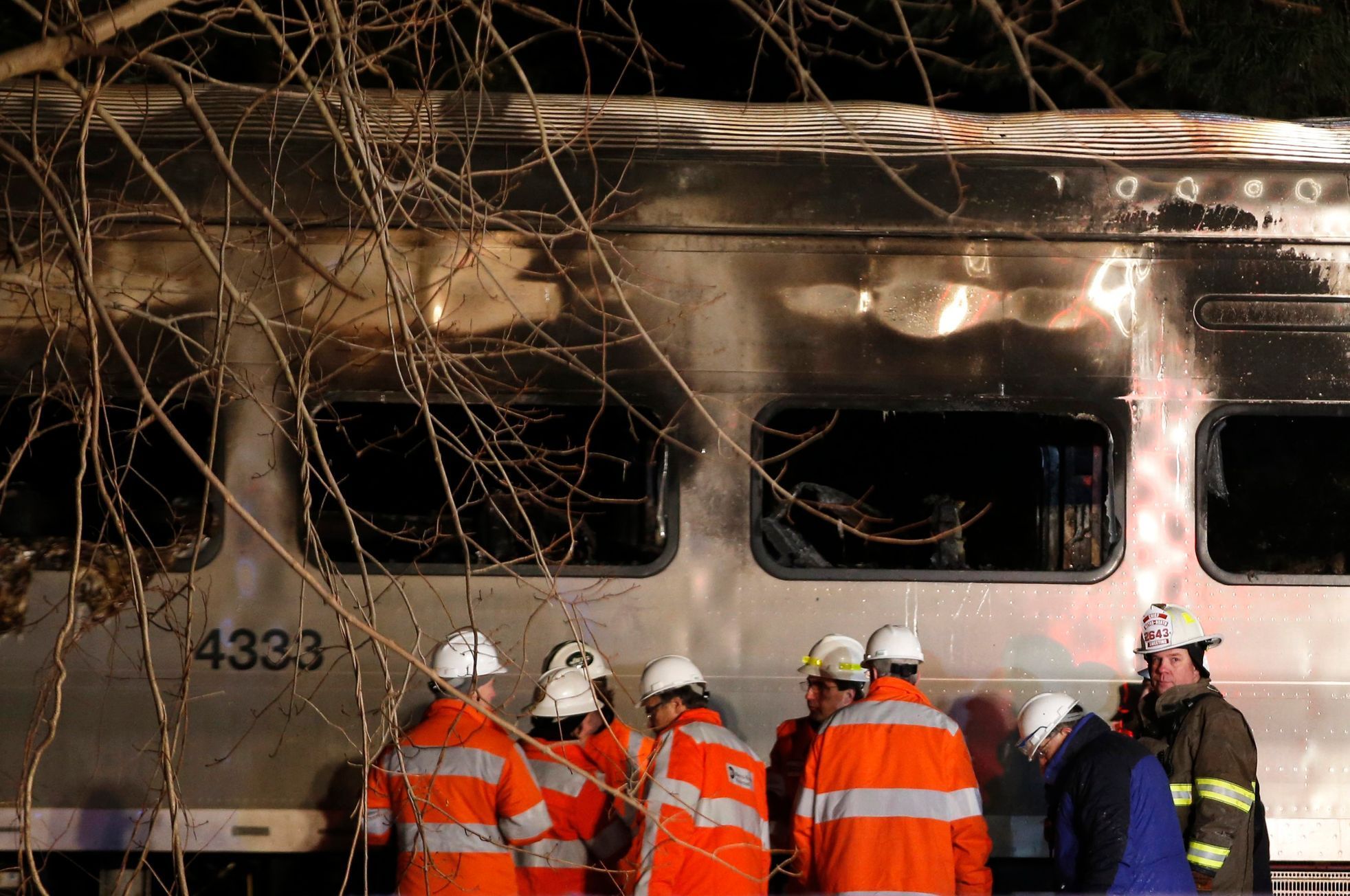 Záchranáři na místě srážky vlaku s autem nedaleko New Yorku