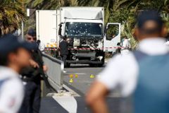Francie uvalila vazbu na pět údajných kompliců teroristy, který v Nice zabil kamionem 84 lidí