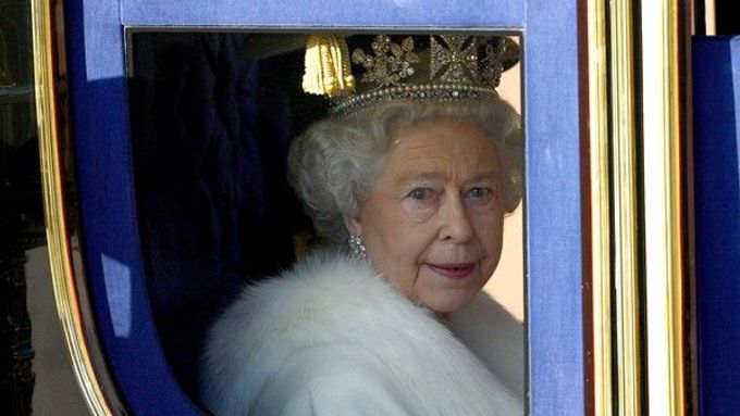 Královna Alžběta II. na cestě do Westminsterského paláce.