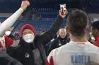 O radost se slávisté přímo z hřiště podělili přes mobil se svým dnes už bývalým hráčem Tomášem Součkem, jenž duel sledoval v dresu Slavie.