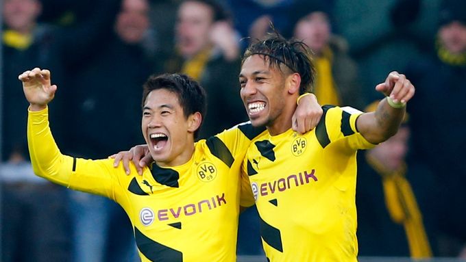 Aubameyang a Kagawa slaví gól Dortmundu