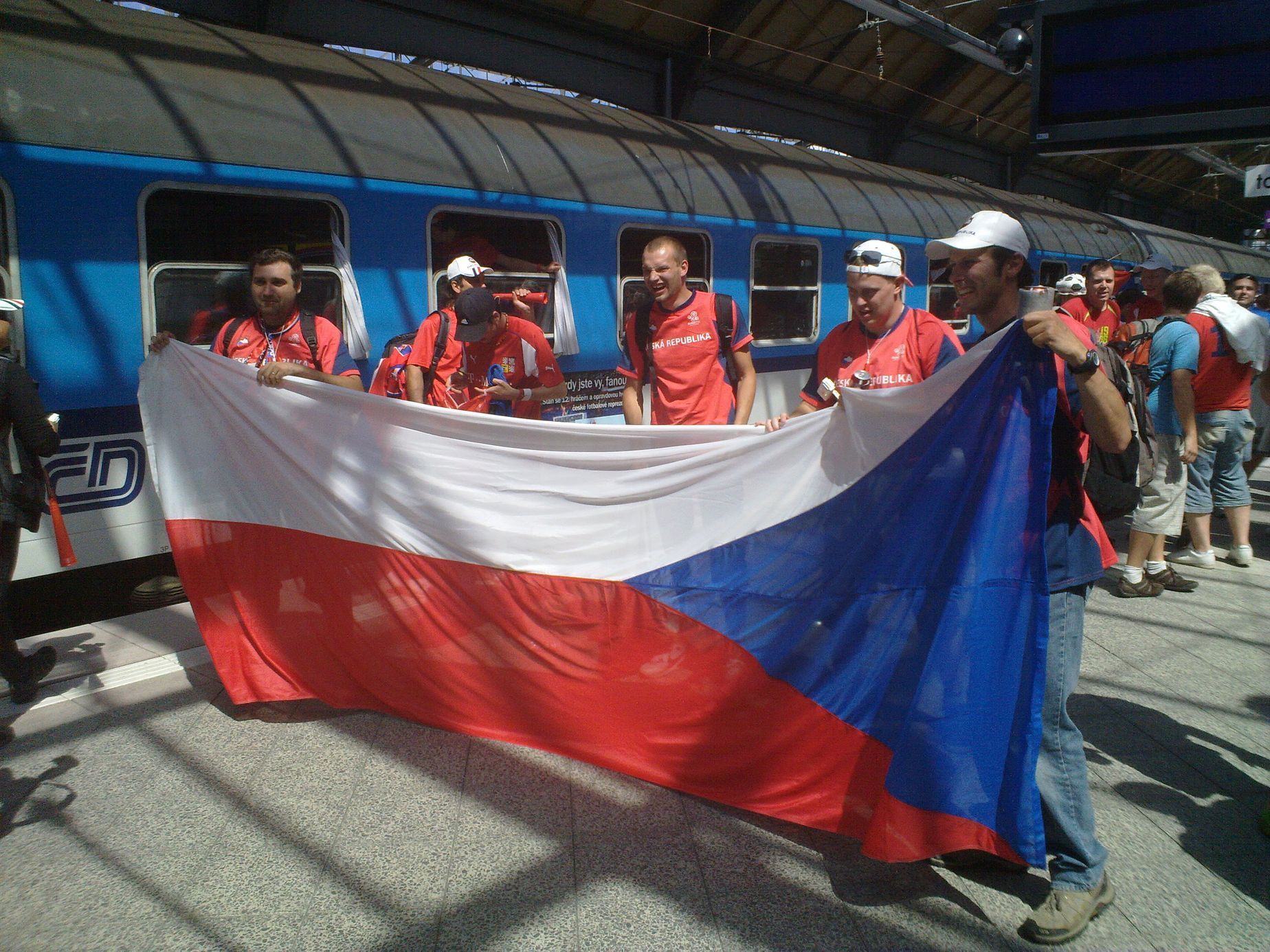 Čeští fanoušci před odjezdem do Vratislavi během prvního dne Eura 2012.
