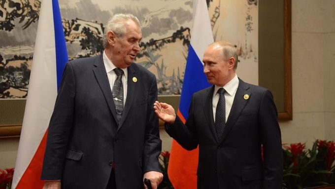Český prezident Zeman  se v Pekingu sešel s ruským prezidentem Putinem. A hned z toho je mezinárodní ostuda v přímém přenosu.