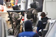 Belgická policie obvinila tři lidi z plánování teroristického útoku, chtěli zaútočit v Bruselu