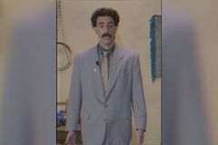 "Dobrý den, jak se máš?" Borat zase mluví česky a láká na nový skandál