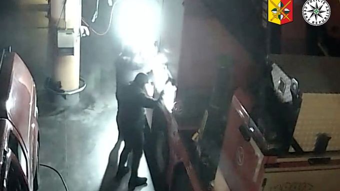 Poznáte ty zloděje? Pražským hasičům ukradli vyprošťovací zařízení pro nehody.