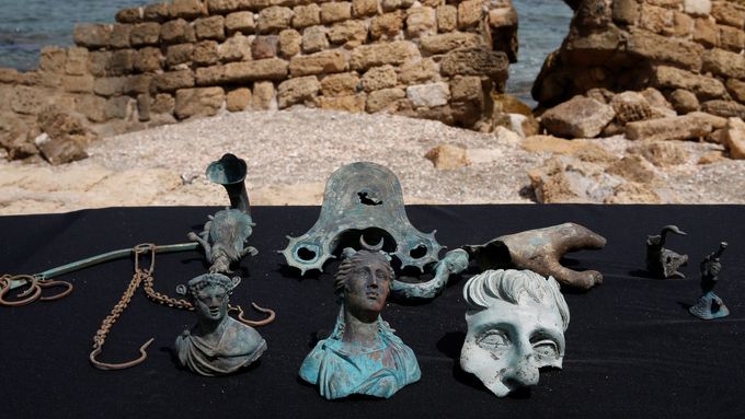 Bronzové předměty, které byly objeveny na dně moře.