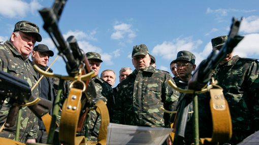 Takto se ukrajinská armáda ráda prezentuje na vojenských výstavách. Skutečný stav tak utěšený není. Zde si techniku prohlíží úřadující prezident Oleksandr Turčynov.